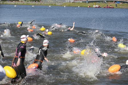 В массовом заплыве спортклуба КПРФ на открытой воде приняли участие почти 1000 спортсменов
