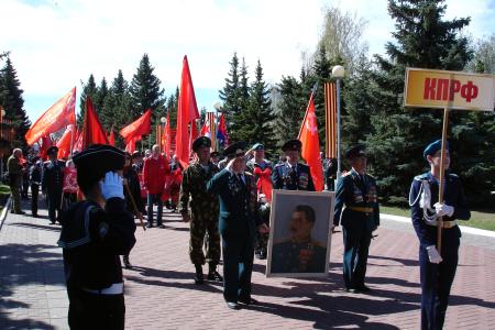 В Чувашии 73-ю годовщину Великой Победы отметили возложением цветов к Вечному огню