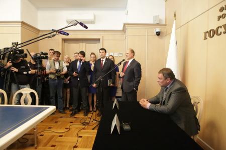 "Пчела - великий эколог планеты". Г.А. Зюганов выступил в Госдуме на церемонии гашения почтовых марок, посвященных истории отечественного пчеловодства