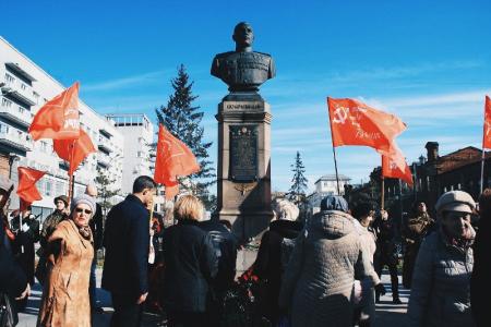 Мэр-коммунист Анатолий Локоть возложил цветы к бюсту маршала Покрышкина