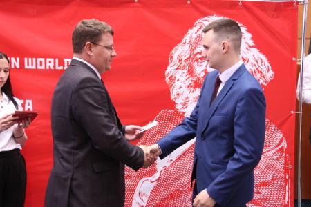 Самарские комсомольцы наградили памятными медалями участников Парада Памяти 7 ноября 2017 года