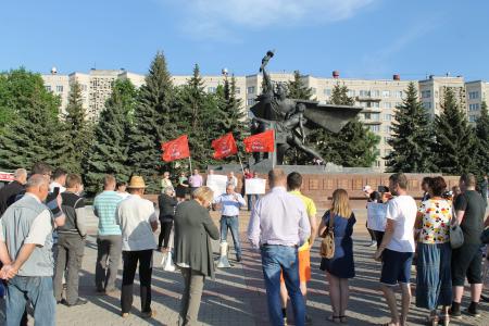 Коммунисты Костромского отделения КПРФ 22 мая провели предупредительный пикет против роста цен на бензин
