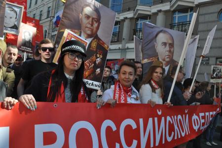Колонна коммунистов, ветеранов и комсомольцев прошла по Невскому проспекту в Ленинграде