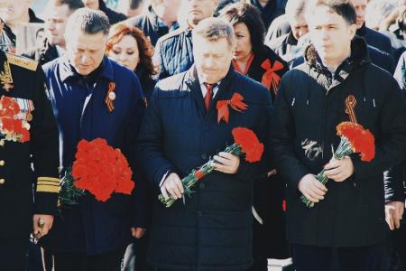 Мэр-коммунист Анатолий Локоть возложил цветы к бюсту маршала Покрышкина