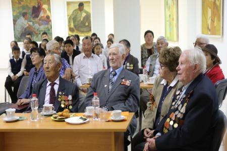 Первый секретарь Калмыцкого рескома КПРФ Николай Нуров поздравил ветеранов на празднике "Вальс Победы"