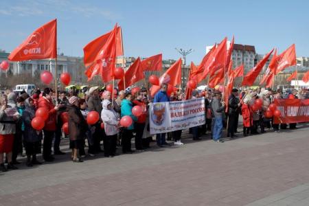 Коммунисты Читы потребовали установить контроль над ценами и тарифами ЖКХ и ГСМ на первомайском митинге