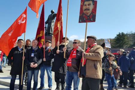 Сахалинские коммунисты в колонне "Бессмертного полка"