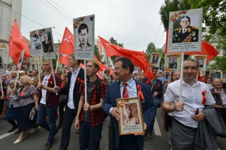 Ростовские коммунисты и комсомольцы приняли участие в акции "Бессмертный полк"