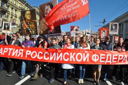 Колонна коммунистов, ветеранов и комсомольцев прошла по Невскому проспекту в Ленинграде