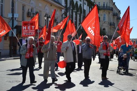 Астраханские коммунисты приняли участие в общегородском первомайском митинге