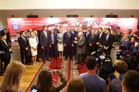 Г.А. Зюганов поздравил с юбилеем известного хоккеиста Вячеслава Фетисова и выступил на открывшейся выставке, посвященной юбиляру