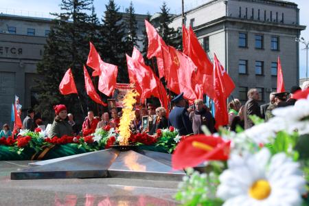 Иркутские коммунисты в День Победы приняли участие в многотысячном шествии