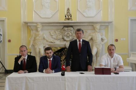Дмитрий Новиков вручил дипломы выпускникам Центра политической учёбы ЦК КПРФ