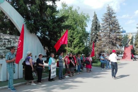 Саратов. Коммунисты провели митинг в поддержку трудящихся завода «РМК»