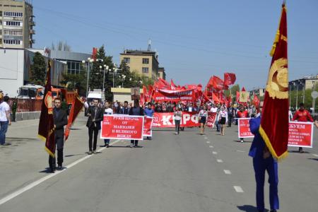 Волгоградская область. Коммунисты города Волжского приняли участие в первомайской демонстрации