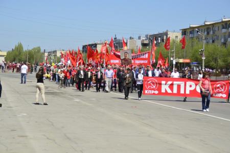 Волгоградская область. Коммунисты города Волжского приняли участие в первомайской демонстрации