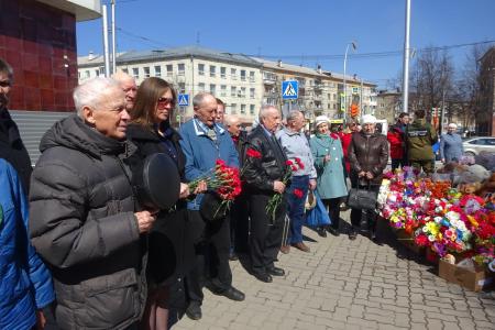 Коммунисты Кузбасса в 40-й день после трагедии в «ТЦ Зимняя Вишня» возложили цветы к народному мемориалу погибшим