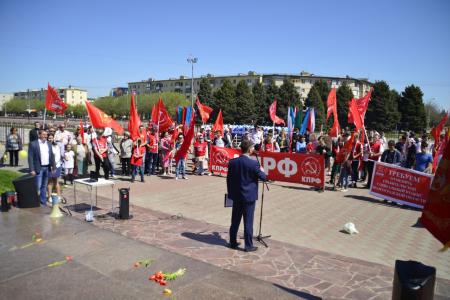 Волгоградская область. Коммунисты города Волжского приняли участие в первомайской демонстрации