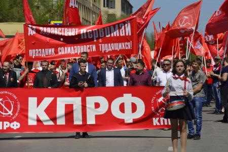 Волгоградская область. Коммунисты города Волжского приняли участие в первомайской демонстрации