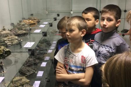 Челябинская область. В День пионерии Чебаркульские коммунисты привели школьников в свой спортклуб