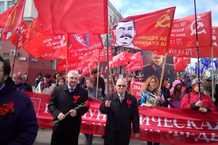 Кировская область. КПРФ возглавила шествие колонны политических партий к Вечному Огню