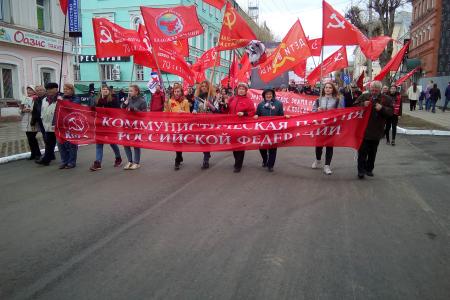 Кировская область. КПРФ возглавила шествие колонны политических партий к Вечному Огню