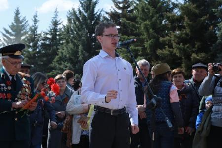 Омские коммунисты в День Победы провели шествие и митинг