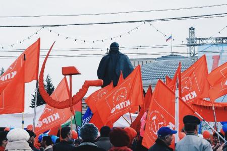 Новосибирск. Коммунисты провели «красное» шествие в честь Первомая и приняли участие в общегородском митинге