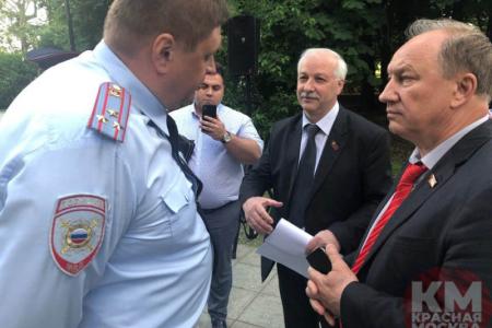 Москва. На встрече с депутатом-коммунистом В.Ф. Рашкиным полиция задержала журналиста, депутата и члена ТИК. Видео