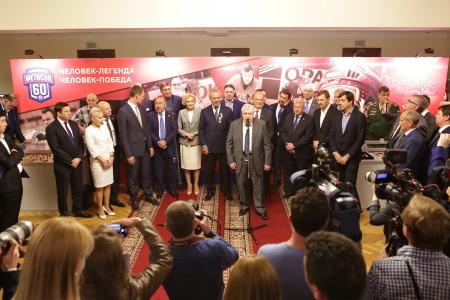 Г.А. Зюганов поздравил с юбилеем известного хоккеиста Вячеслава Фетисова и выступил на открывшейся выставке, посвященной юбиляру
