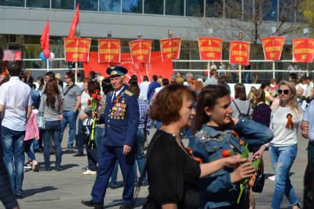 В День Победы оренбургские коммунисты провели для горожан праздничный концерт