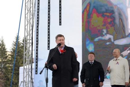 Новосибирск. Коммунисты провели «красное» шествие в честь Первомая и приняли участие в общегородском митинге