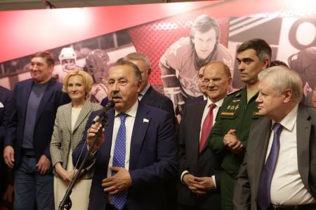 Г.А. Зюганов поздравил с юбилеем известного хоккеиста Вячеслава Фетисова и выступил на открывшейся выставке, посвященной юбиляру