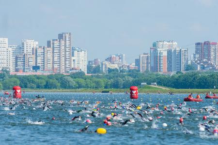 В массовом заплыве спортклуба КПРФ на открытой воде приняли участие почти 1000 спортсменов