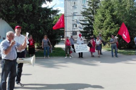Саратов. Коммунисты провели митинг в поддержку трудящихся завода «РМК»