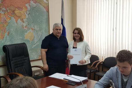 Казбек Тайсаев вручил благодарственные письмам участникам экспертной группы по вопросам миграции