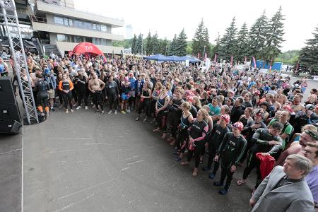 В массовом заплыве спортклуба КПРФ на открытой воде приняли участие почти 1000 спортсменов