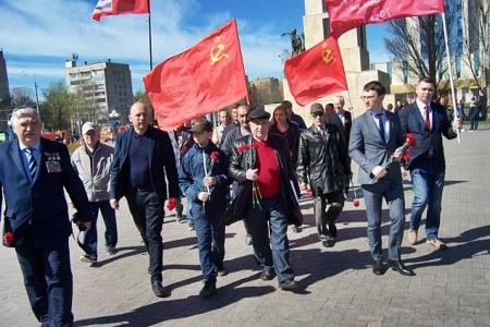 Казань. 9 мая в парке Победы коммунисты возложили цветы  к Вечному огню