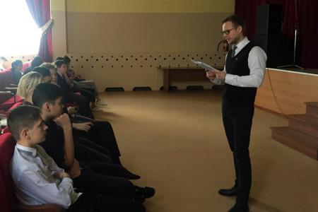 Лидер Ленинского комсомола Владимир Исаков провёл урок мужества в химкинской гимназии