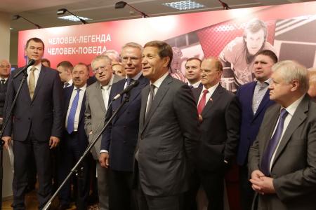 Г.А. Зюганов поздравил с юбилеем известного хоккеиста Вячеслава Фетисова и выступил на открывшейся выставке, посвященной юбиляру