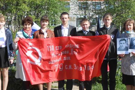 Удмуртская Республика. Коммунисты Ижевска передали школьным дружинам копию знамени Победы