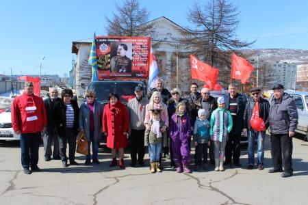 Магаданские коммунисты провели праздничный автопробег