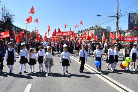 «Пусть всегда будет солнце!». Тульский обком провёл массовую демонстрацию и праздничный митинг
