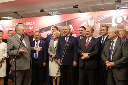 Г.А. Зюганов поздравил с юбилеем известного хоккеиста Вячеслава Фетисова и выступил на открывшейся выставке, посвященной юбиляру