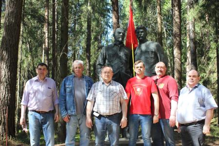 Коммунисты Ленобласти провели субботник рядом с памятником Ленину и Сталину