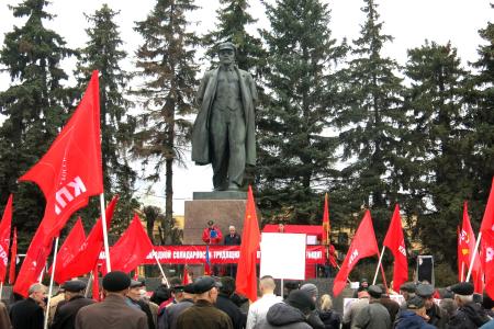 Первого мая знамена КПРФ украсили улицы Чебоксар