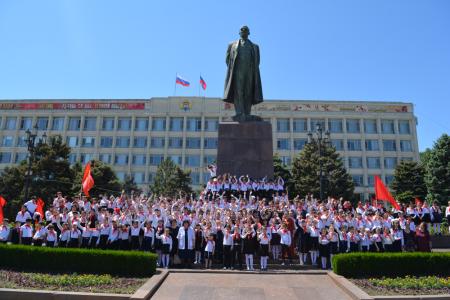 Республика Дагестан. В Махачкале прошла традиционная церемония посвящения школьников в пионеры