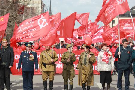 Колонна КПРФ в Тюмени прошла праздничным маршем по главной улице