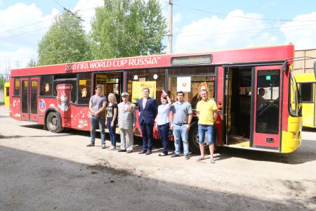 Республика Мордовия. Пионерский автобус на улицах Саранска