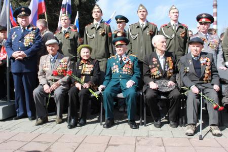Иркутские коммунисты в День Победы приняли участие в многотысячном шествии